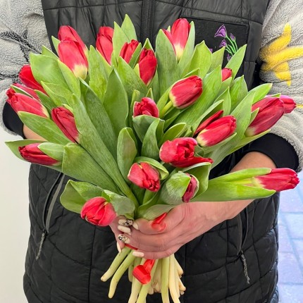 Букет красных тюльпанов на 8 марта с доставкой в по Тамбову