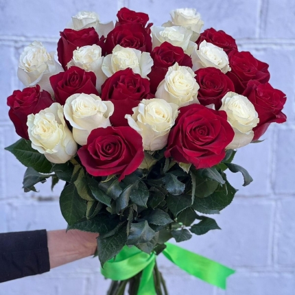 Букет «Баланс» из красных и белых роз - купить с доставкой в по Тамбову