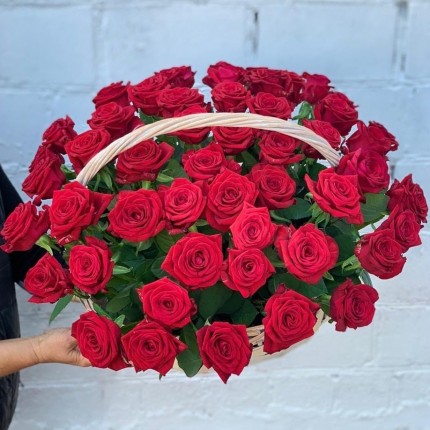 Корзинка "Моей королеве" из красных роз с доставкой в по Тамбову